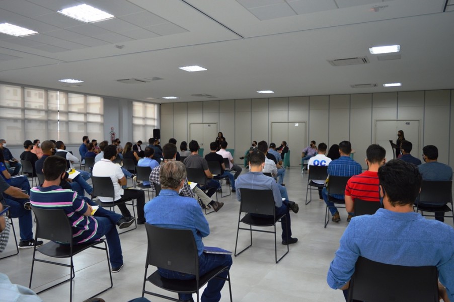 Karine Moreira participa de debate junto as demais entidades do setor de engenharia de avaliação - reunião teve uma média de 65 pessoas